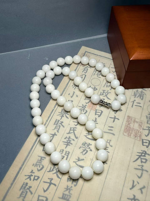 Kalung giok putih Xiuyan ini memiliki manik-manik bulat dan berbentuk bagus, berukuran sekitar 10 mm. Harga sudah termasuk ongkos kirim dan pajak.