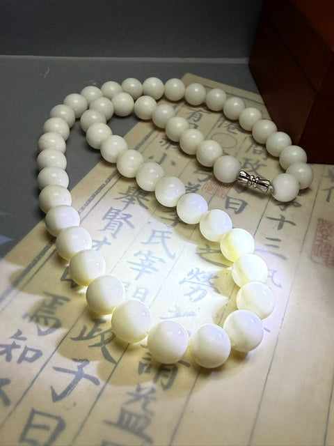 Kalung giok putih Xiuyan ini memiliki manik-manik bulat dan berbentuk bagus, berukuran sekitar 10 mm. Harga sudah termasuk ongkos kirim dan pajak.