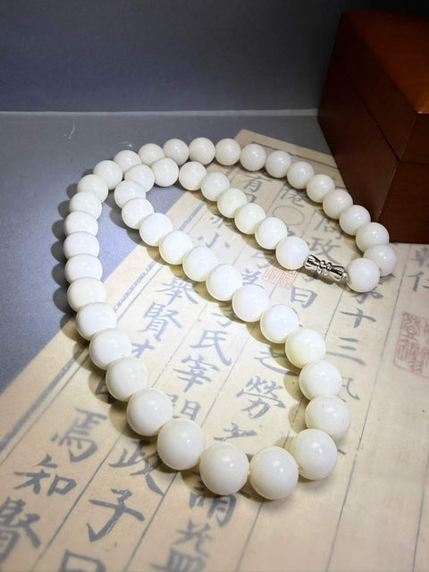 Kalung giok putih Xiuyan ini memiliki manik-manik bulat dan berbentuk bagus, berukuran sekitar 10 mm. Harga sudah termasuk ongkos kirim dan pajak.