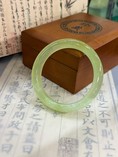 Gelang "Kedamaian" giok Xiuyan bening sebening es. Perkiraan dimensi: 56,5×12,3×8,5 mm. Harga sudah termasuk ongkos kirim dan pajak.
