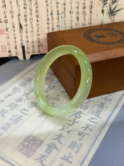Gelang "Kedamaian" giok Xiuyan bening sebening es. Perkiraan dimensi: 56,5×12,3×8,5 mm. Harga sudah termasuk ongkos kirim dan pajak.