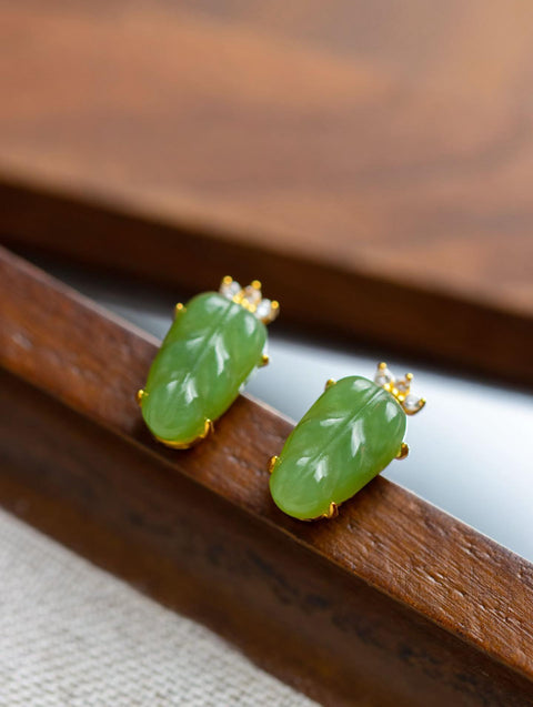 Anting-anting berbentuk daun giok alami ini, yang dipasang dengan cakar perak sterling 925 untuk menonjolkan gerakan anggun daunnya, membangkitkan rasa kelembutan yang sempurna saat dikenakan. (6*11mm, harga sudah termasuk ongkos kirim dan pajak)