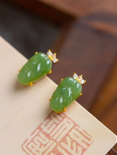 Anting-anting berbentuk daun giok alami ini, yang dipasang dengan cakar perak sterling 925 untuk menonjolkan gerakan anggun daunnya, membangkitkan rasa kelembutan yang sempurna saat dikenakan. (6*11mm, harga sudah termasuk ongkos kirim dan pajak)