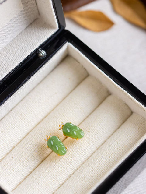 Anting-anting berbentuk daun giok alami ini, yang dipasang dengan cakar perak sterling 925 untuk menonjolkan gerakan anggun daunnya, membangkitkan rasa kelembutan yang sempurna saat dikenakan. (6*11mm, harga sudah termasuk ongkos kirim dan pajak)
