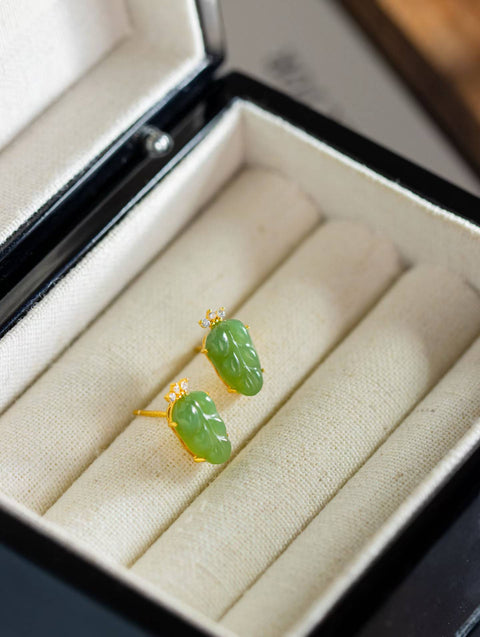 Anting-anting berbentuk daun giok alami ini, yang dipasang dengan cakar perak sterling 925 untuk menonjolkan gerakan anggun daunnya, membangkitkan rasa kelembutan yang sempurna saat dikenakan. (6*11mm, harga sudah termasuk ongkos kirim dan pajak)
