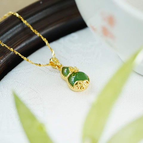 Kalung kupu-kupu enamel giok Hetian alami, ukuran batu: 4*6mm, termasuk ongkos kirim dan pajak.