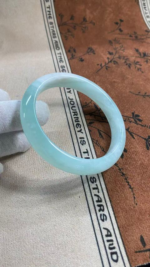 Gelang giok Xiuyan yang indah – Jelly Biru Langit, warna biru es yang berkilau. Diameter dalam: 62mm, lebar tepi: 12,5mm. Harga sudah termasuk ongkos kirim dan pajak.