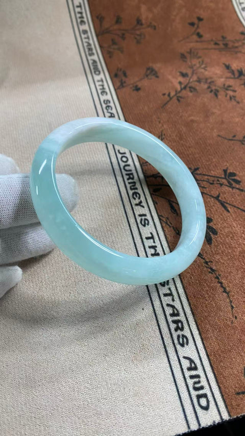 Gelang giok Xiuyan yang indah – Jelly Biru Langit, warna biru es yang berkilau. Diameter dalam: 62mm, lebar tepi: 12,5mm. Harga sudah termasuk ongkos kirim dan pajak.
