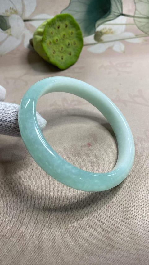 Gelang giok Xiuyan yang indah – Jelly Biru Langit, dengan diameter dalam berwarna biru es yang berkilauan sebesar 64,1 mm dan lebar sisi 12,3 mm. Harga sudah termasuk ongkos kirim dan pajak.