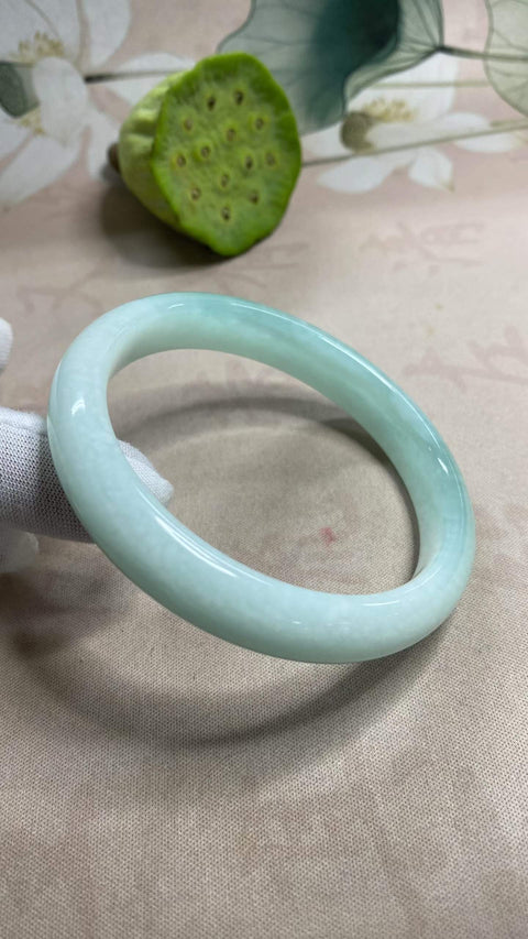 Gelang giok Xiuyan yang indah – Jelly Biru Langit, dengan diameter dalam berwarna biru es yang berkilauan sebesar 64,1 mm dan lebar sisi 12,3 mm. Harga sudah termasuk ongkos kirim dan pajak.