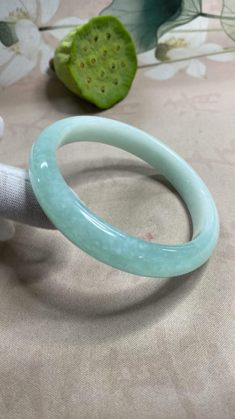 Gelang giok Xiuyan yang indah – Jelly Biru Langit, dengan diameter dalam berwarna biru es yang berkilauan sebesar 64,1 mm dan lebar sisi 12,3 mm. Harga sudah termasuk ongkos kirim dan pajak.