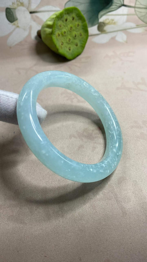 Gelang giok Xiuyan yang indah – Jelly Biru Langit, berkilau dan biru es. Diameter dalam: 61,6 mm, lebar samping: 11,7 mm, lebar atas: 12,3 mm. Harga sudah termasuk ongkos kirim dan pajak.