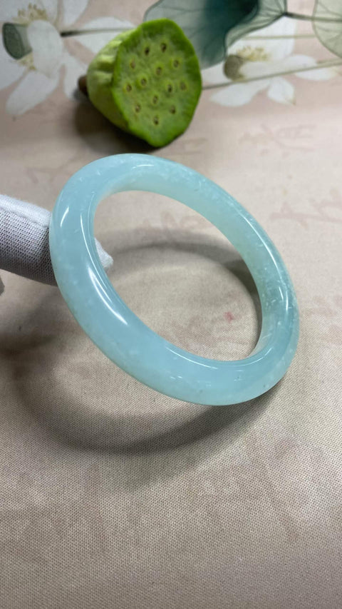 Gelang giok Xiuyan yang indah – Jelly Biru Langit, berkilau dan biru es. Diameter dalam: 61,6 mm, lebar samping: 11,7 mm, lebar atas: 12,3 mm. Harga sudah termasuk ongkos kirim dan pajak.