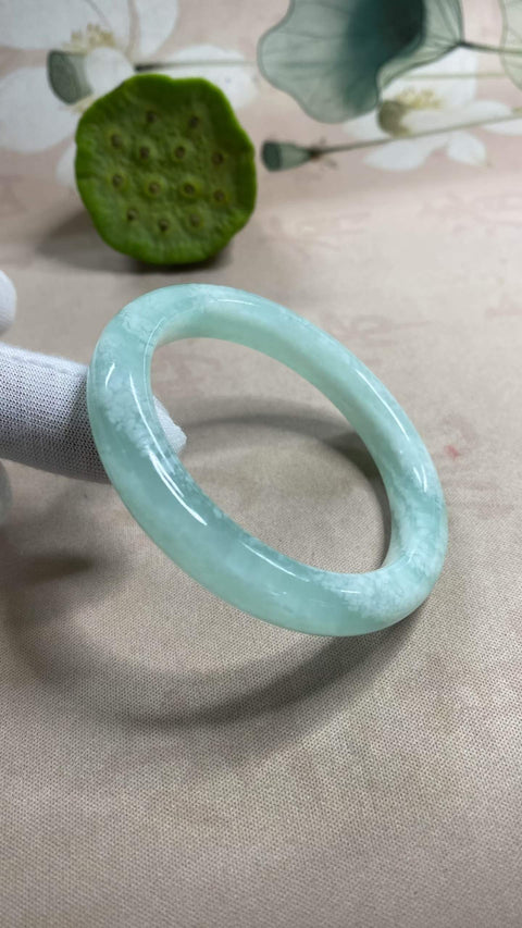 Gelang giok Xiuyan yang indah – Jelly Biru Langit, warna biru es yang berkilau. Diameter dalam: 55,5 mm, lebar tepi: 10,4 mm. Harga sudah termasuk ongkos kirim dan pajak.