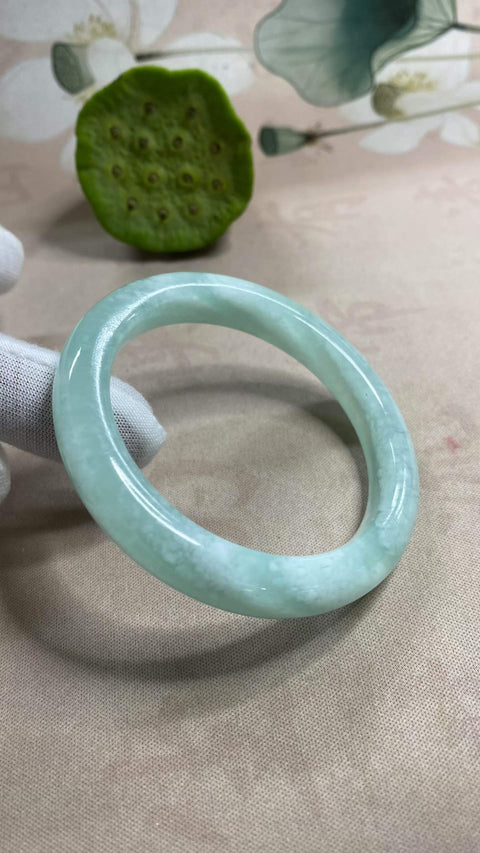 Gelang giok Xiuyan yang indah – Jelly Biru Langit, warna biru es yang berkilau. Diameter dalam: 55,5 mm, lebar tepi: 10,4 mm. Harga sudah termasuk ongkos kirim dan pajak.