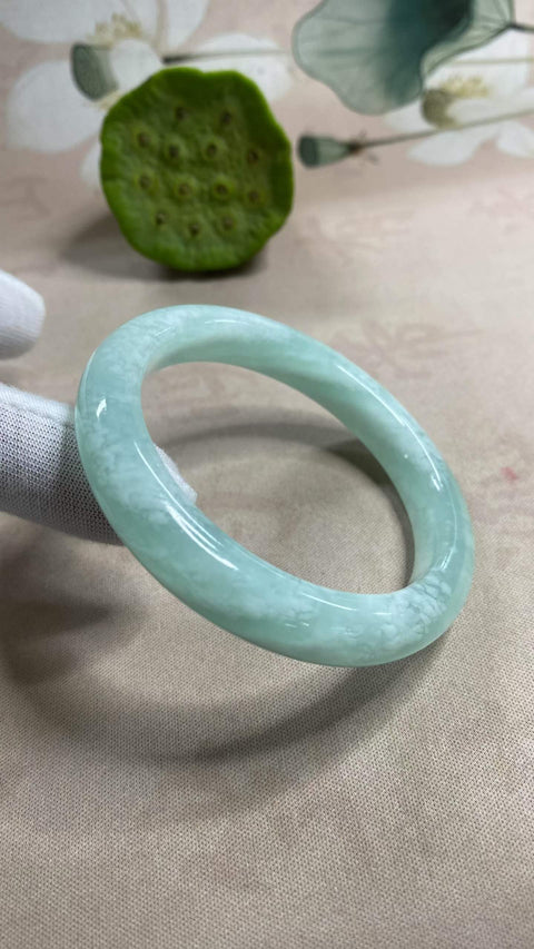 Gelang giok Xiuyan yang indah – Jelly Biru Langit, warna biru es yang berkilau. Diameter dalam: 55,5 mm, lebar tepi: 10,4 mm. Harga sudah termasuk ongkos kirim dan pajak.