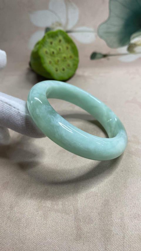Gelang giok Xiuyan yang indah – Jelly Biru Langit, warna biru es yang berkilau. Diameter dalam: 50,1 mm, lebar tepi: 13 mm. Harga sudah termasuk ongkos kirim dan pajak.