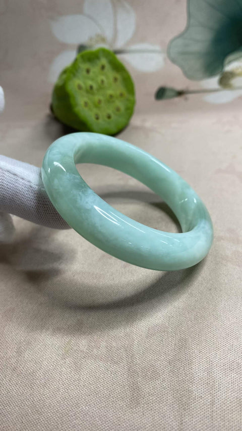 Gelang giok Xiuyan yang indah – Jelly Biru Langit, warna biru es yang berkilau. Diameter dalam: 50,1 mm, lebar tepi: 13 mm. Harga sudah termasuk ongkos kirim dan pajak.