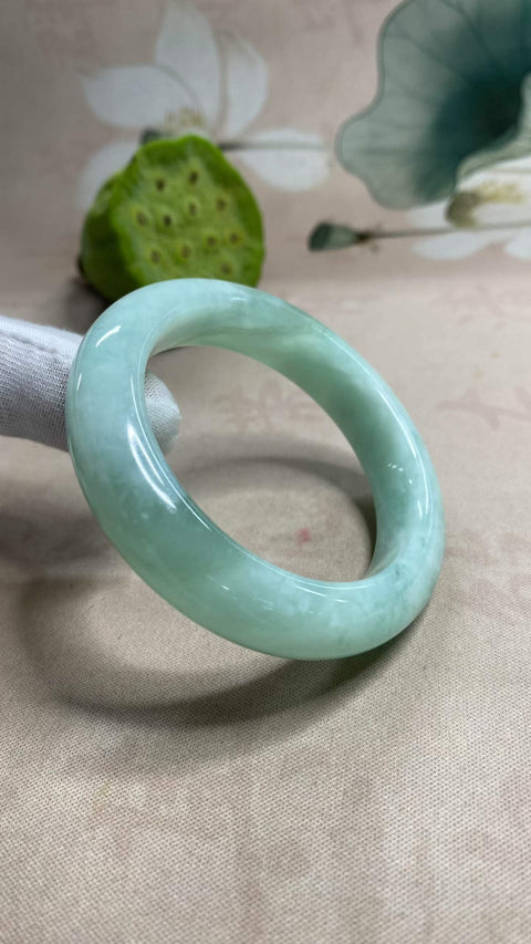 Gelang giok Xiuyan yang indah – Jelly Biru Langit, warna biru es yang berkilau. Diameter dalam: 50,1 mm, lebar tepi: 13 mm. Harga sudah termasuk ongkos kirim dan pajak.