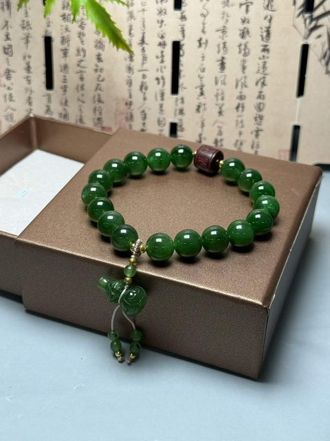 Gelang giok Hetian untai tunggal 💚 Warna hijau pekat dipadukan dengan aksesori simpul giok Cina 💯 Elegan namun ceria, tidak mencolok~ Ukuran: Sekitar 10mm Termasuk ongkos kirim dan pajak