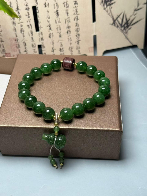 Gelang giok Hetian untai tunggal 💚 Warna hijau pekat dipadukan dengan aksesori simpul giok Cina 💯 Elegan namun ceria, tidak mencolok~ Ukuran: Sekitar 10mm Termasuk ongkos kirim dan pajak