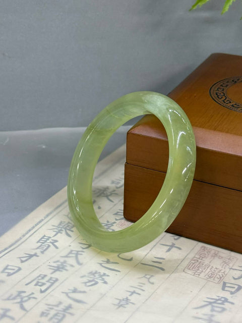 Gelang giok Xiuyan berwarna terang ini jernih dan elegan dengan warna dasar yang lembut dan halus. Dimensi: sekitar 56,5×12×8,8 mm. Harga sudah termasuk ongkos kirim dan pajak.
