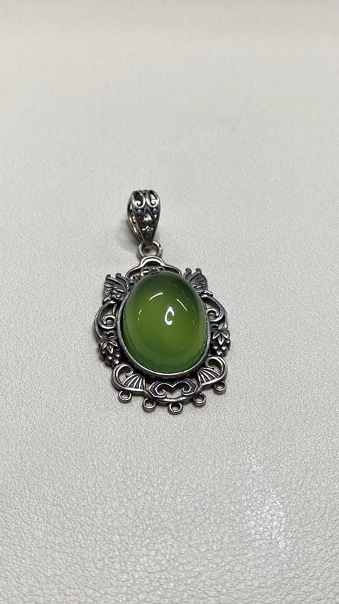 Keberuntungan Selalu: Giok Xiuyan yang Indah – Bertatahkan Perak 925, Liontin Tulang Selangka, Spesifikasi: Cabochon: 15 x 20 mm, Keseluruhan: 40 x 25 mm, Termasuk ongkos kirim dan pajak.