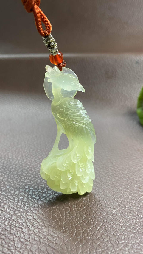 Layar Pajangan Keberuntungan: Liontin giok Xiuyan alami yang indah—burung merak, simbol keberuntungan. Dimensi: 60 x 26 mm. Harga sudah termasuk ongkos kirim dan pajak.