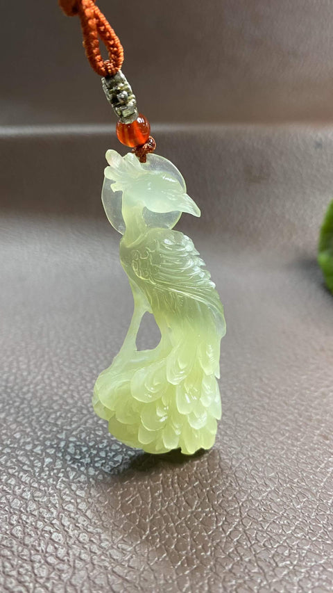 Layar Pajangan Keberuntungan: Liontin giok Xiuyan alami yang indah—burung merak, simbol keberuntungan. Dimensi: 60 x 26 mm. Harga sudah termasuk ongkos kirim dan pajak.
