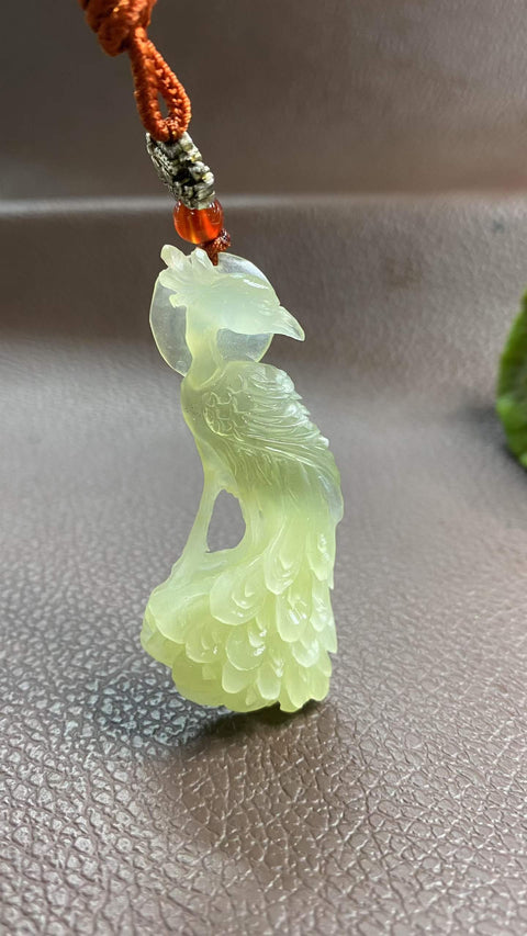 Layar Pajangan Keberuntungan: Liontin giok Xiuyan alami yang indah—burung merak, simbol keberuntungan. Dimensi: 60 x 26 mm. Harga sudah termasuk ongkos kirim dan pajak.