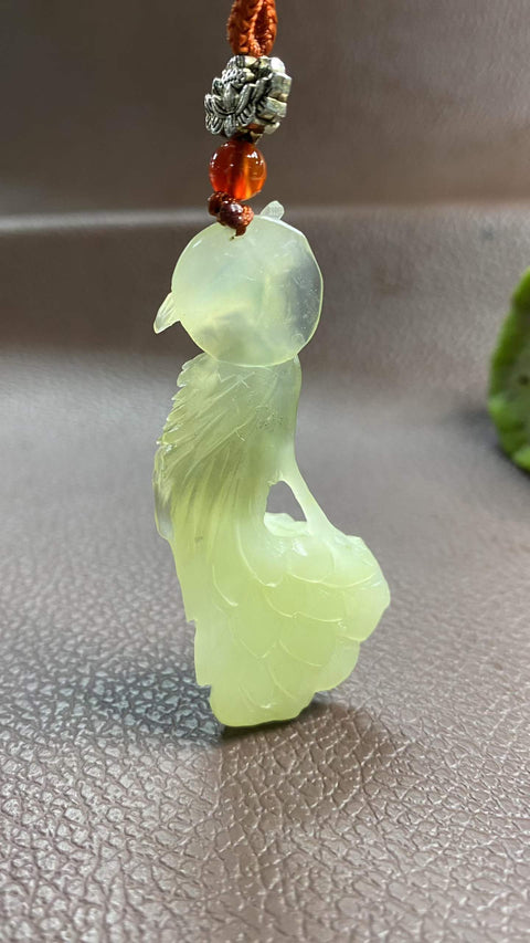 Layar Pajangan Keberuntungan: Liontin giok Xiuyan alami yang indah—burung merak, simbol keberuntungan. Dimensi: 60 x 26 mm. Harga sudah termasuk ongkos kirim dan pajak.