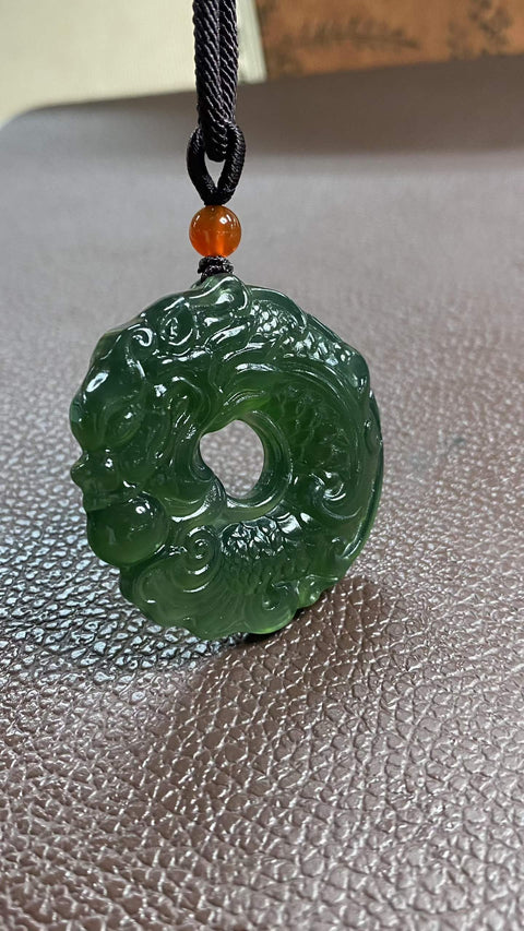 Liontin giok Xiuyan alami berkualitas tinggi, "Melayang Menuju Kesuksesan," menampilkan ikan yang berubah menjadi naga, dan gesper pengaman. Ukuran: 45 x 43 mm. Harga sudah termasuk ongkos kirim dan pajak.
