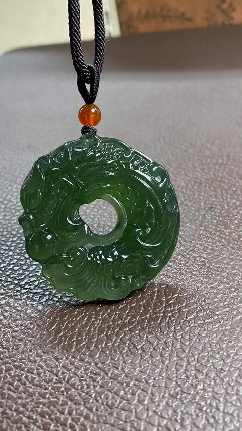 Liontin giok Xiuyan alami berkualitas tinggi, "Melayang Menuju Kesuksesan," menampilkan ikan yang berubah menjadi naga, dan gesper pengaman. Ukuran: 45 x 43 mm. Harga sudah termasuk ongkos kirim dan pajak.