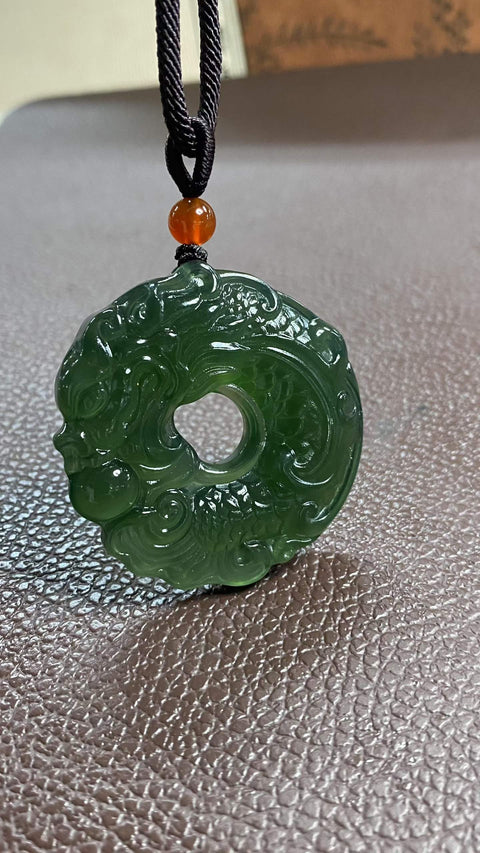 Liontin giok Xiuyan alami berkualitas tinggi, "Melayang Menuju Kesuksesan," menampilkan ikan yang berubah menjadi naga, dan gesper pengaman. Ukuran: 45 x 43 mm. Harga sudah termasuk ongkos kirim dan pajak.