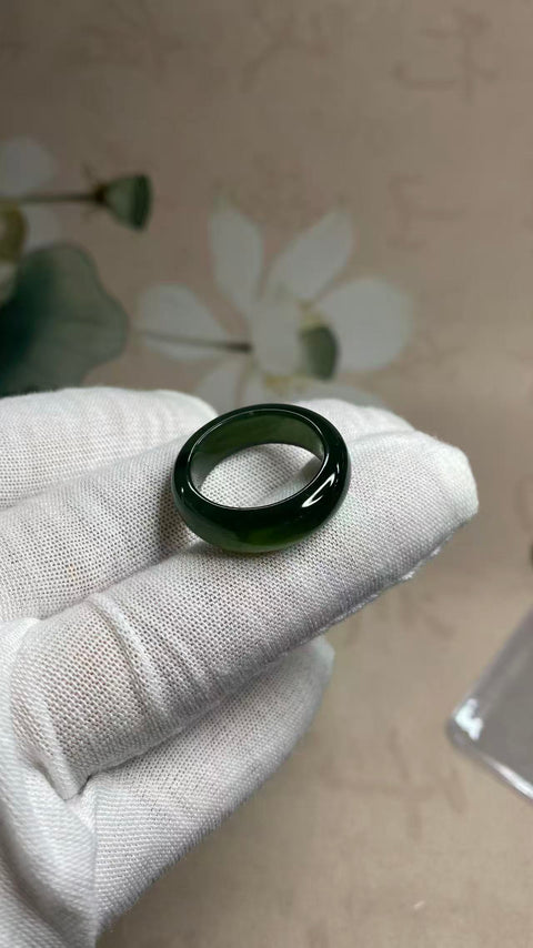 Cincin giok Xiuyan yang indah, warna hijau pekat, diameter dalam 19mm, termasuk ongkos kirim dan pajak.