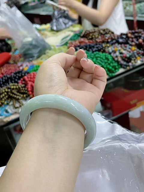 Gelang giok alami, material tambang lama, tekstur halus dan hangat, tampilan bersih dan menyegarkan, nilai uang yang sangat baik, diameter dalam 60mm, termasuk ongkos kirim dan pajak.