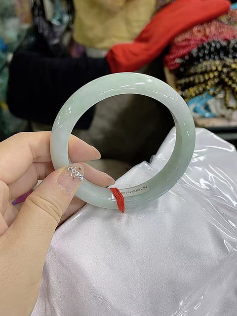 Gelang giok alami, material tambang lama, tekstur halus dan hangat, tampilan bersih dan menyegarkan, nilai uang yang sangat baik, diameter dalam 60mm, termasuk ongkos kirim dan pajak.