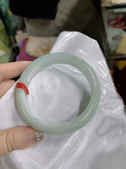 Gelang giok alami, material tambang lama, tekstur halus dan hangat, tampilan bersih dan menyegarkan, nilai uang yang sangat baik, diameter dalam 60mm, termasuk ongkos kirim dan pajak.