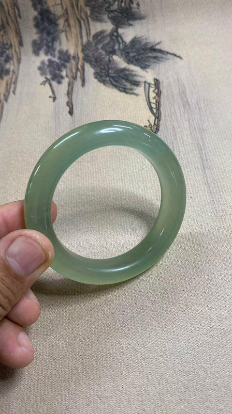Gelang giok Xiuyan hijau es yang indah, diameter dalam: 54, lebar samping: 13, termasuk ongkos kirim dan pajak.