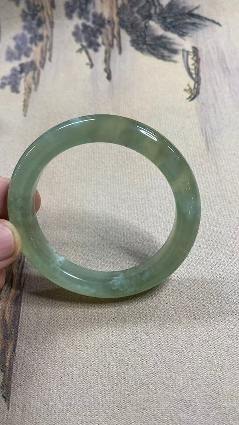 Gelang giok Xiuyan yang indah, hijau es dengan zamrud mengambang, diameter dalam: 58 mm, lebar samping: 11,7 mm, termasuk ongkos kirim dan pajak.