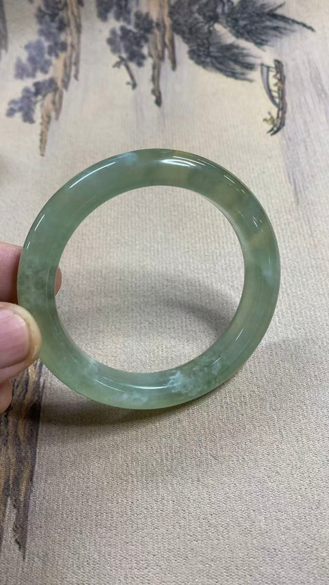 Gelang giok Xiuyan yang indah, hijau es dengan zamrud mengambang, diameter dalam: 58 mm, lebar samping: 11,7 mm, termasuk ongkos kirim dan pajak.