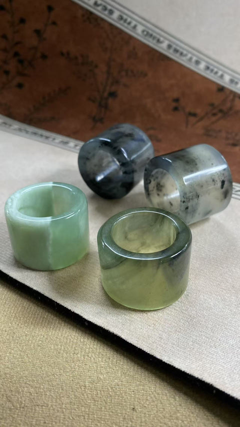 Cincin Jempol Giok: Cincin Giok Xiuyan Lukisan Tinta yang Indah – Cincin jempol giok ini menampilkan pola seperti tinta di dalam giok, menyerupai lukisan. Ongkos kirim dan pajak sudah termasuk.
