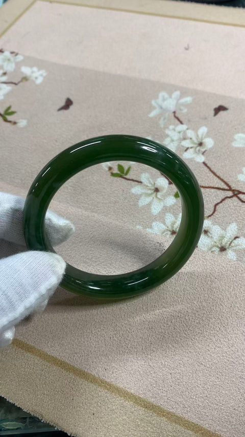 Gelang giok Xiuyan yang indah, berwarna hijau pekat dengan zamrud mengambang, diameter dalam: 60mm, lebar tepi: 12,5mm, termasuk ongkos kirim dan pajak.