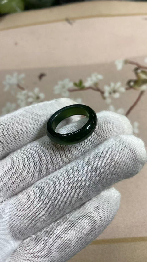 Cincin giok Xiuyan yang indah, warna hijau pekat, diameter dalam 19mm, termasuk ongkos kirim dan pajak.