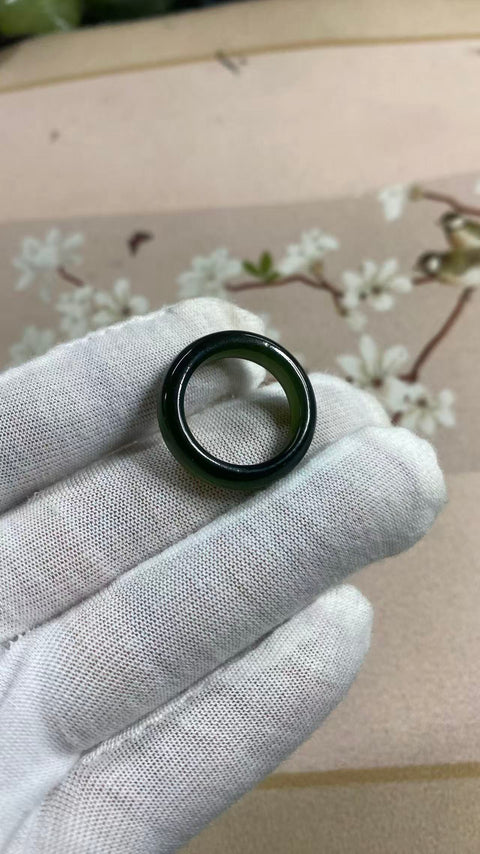 Cincin giok Xiuyan yang indah, warna hijau pekat, diameter dalam 19mm, termasuk ongkos kirim dan pajak.
