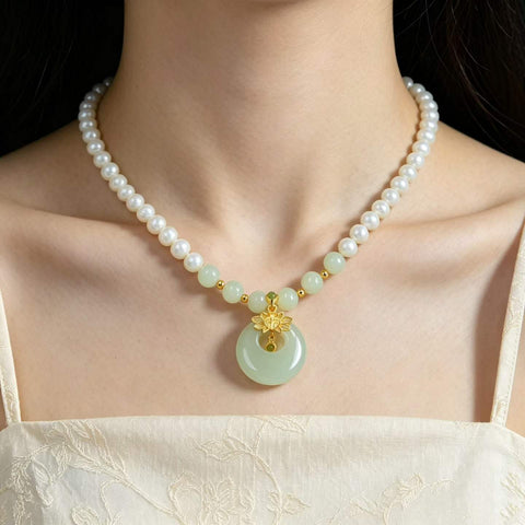 Kalung Mutiara 9002# & Liontin 0292-2# Kalung mutiara perak s925 dengan aksen giok Hetian. Dimensi mutiara: 7×7 & Dimensi liontin: 20×20. Termasuk ongkos kirim dan pajak.