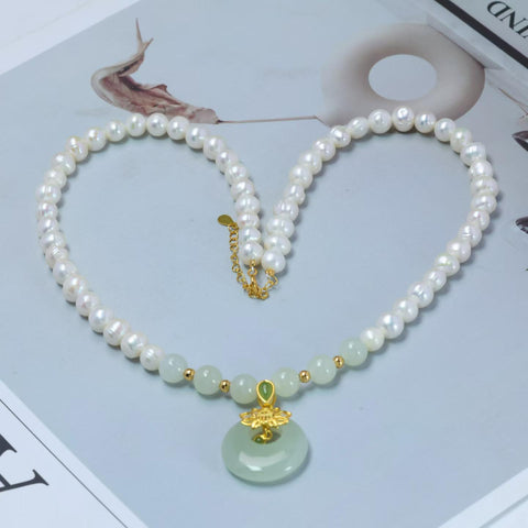 Kalung Mutiara 9002# & Liontin 0292-2# Kalung mutiara perak s925 dengan aksen giok Hetian. Dimensi mutiara: 7×7 & Dimensi liontin: 20×20. Termasuk ongkos kirim dan pajak.