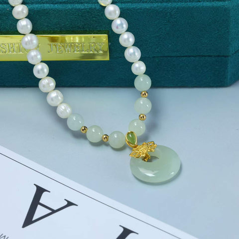 Kalung Mutiara 9002# & Liontin 0292-2# Kalung mutiara perak s925 dengan aksen giok Hetian. Dimensi mutiara: 7×7 & Dimensi liontin: 20×20. Termasuk ongkos kirim dan pajak.