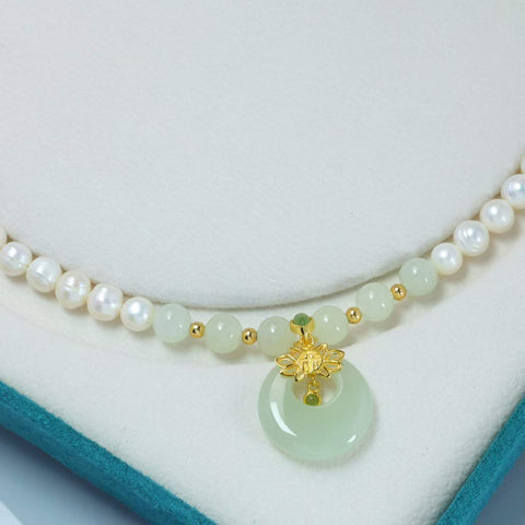 Kalung Mutiara 9002# & Liontin 0292-2# Kalung mutiara perak s925 dengan aksen giok Hetian. Dimensi mutiara: 7×7 & Dimensi liontin: 20×20. Termasuk ongkos kirim dan pajak.