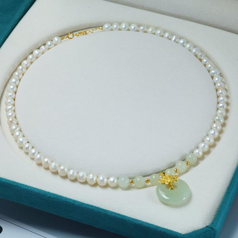 Kalung Mutiara 9002# & Liontin 0292-2# Kalung mutiara perak s925 dengan aksen giok Hetian. Dimensi mutiara: 7×7 & Dimensi liontin: 20×20. Termasuk ongkos kirim dan pajak.